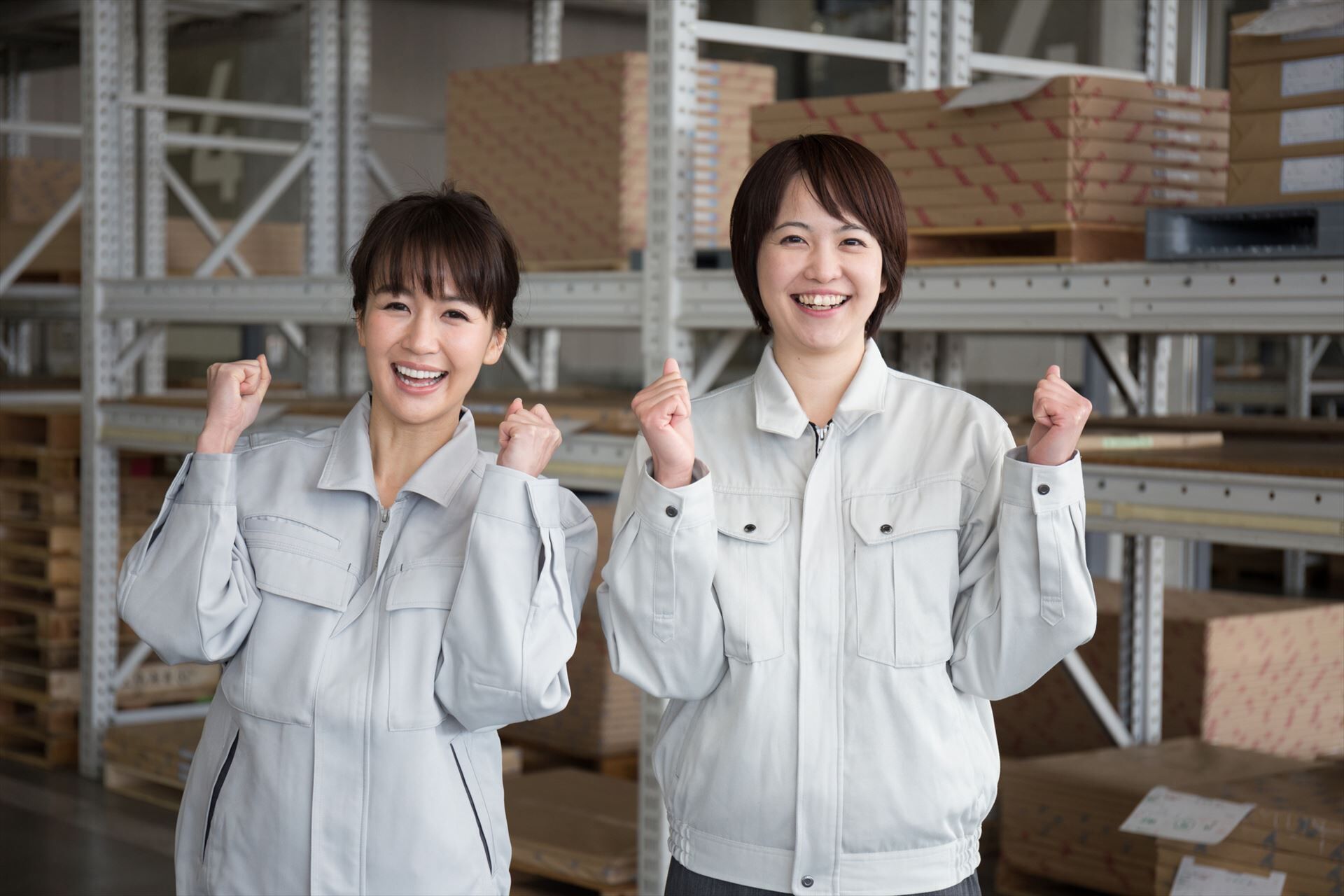 物流倉庫で働く女性